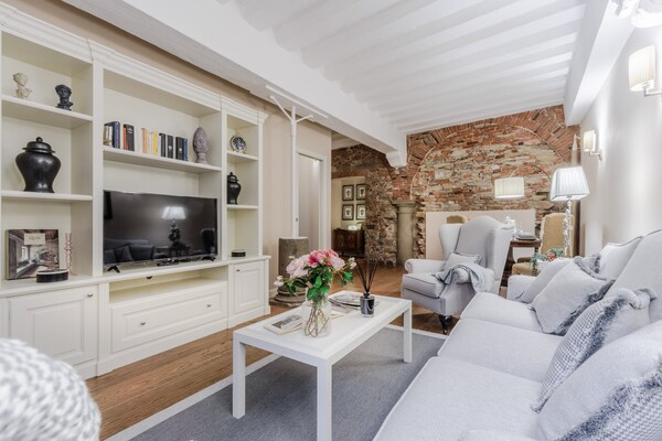 Historisch appartement met privébinnenplaats in hartje Lucca - thumbnail 2
