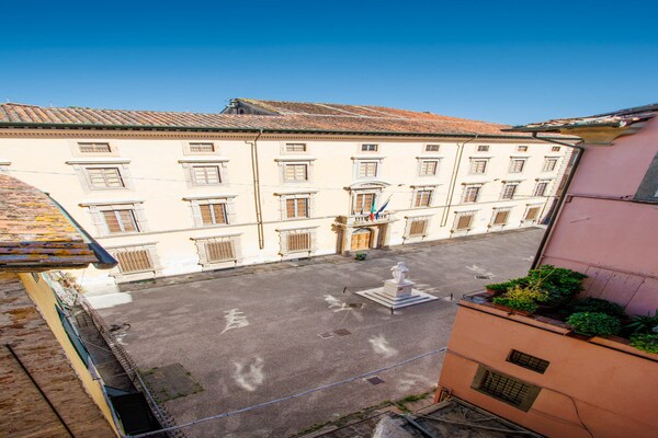Elegant appartement aan Via Fillungo in centrum Lucca met lift - thumbnail 1