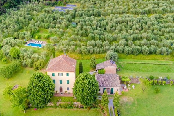 Toscaanse villa met privétuin en uitzicht op olijfgaarden bij Lucca - thumbnail 3