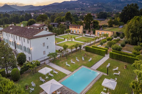 Historische villa aan de voet van Lucca met panoramisch uitzicht en zwembad - thumbnail 1