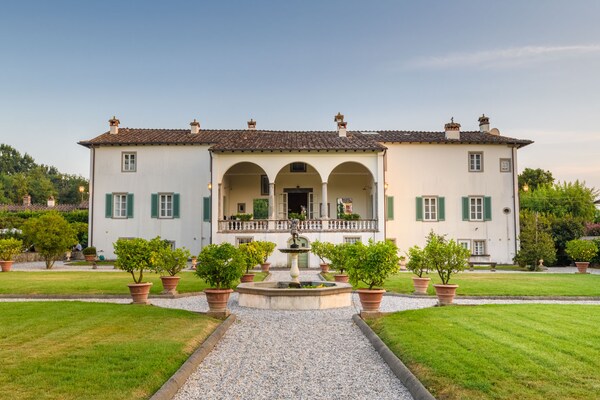 Historische villa aan de voet van Lucca met panoramisch uitzicht en zwembad - thumbnail 3