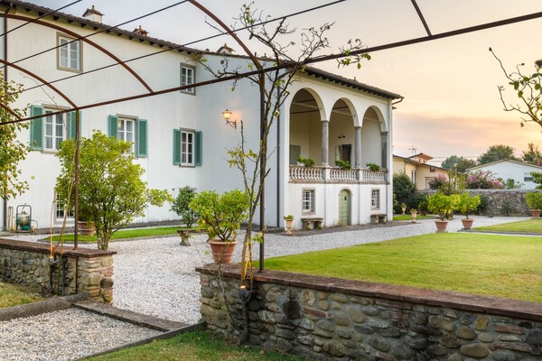 Historische villa aan de voet van Lucca met panoramisch uitzicht en zwembad - thumbnail 2