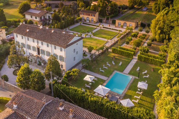 Historische villa aan de voet van Lucca met panoramisch uitzicht en zwembad - thumbnail 6