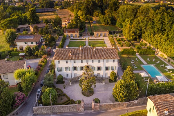 Historische villa aan de voet van Lucca met panoramisch uitzicht en zwembad - thumbnail 4