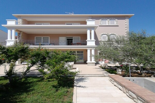 Appartement aan zee in Rab met tuin, terras en BBQ op 100m van strand - thumbnail 1