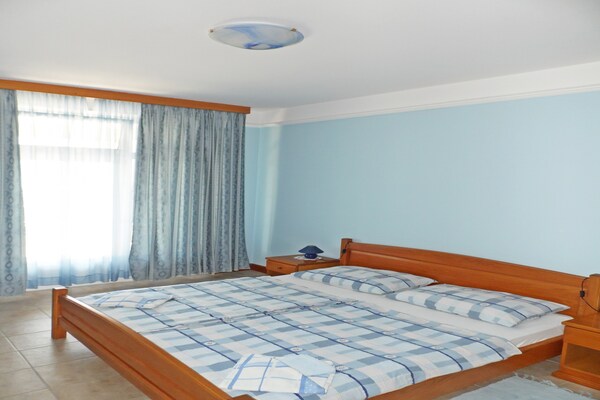 Appartement aan zee in Rab met tuin, terras en BBQ op 100m van strand - thumbnail 5