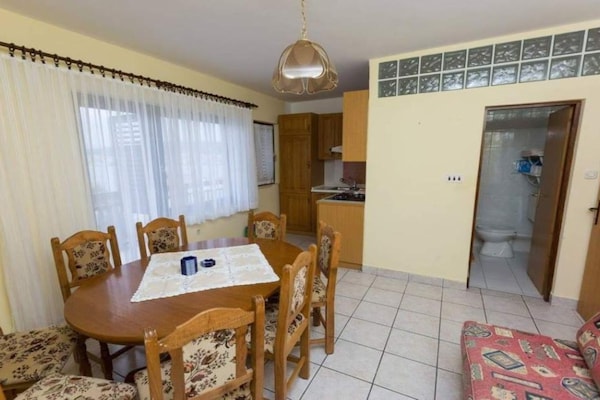 Aan het strand: Ruim appartement voor 8 personen in Okrug Gornji - thumbnail 1