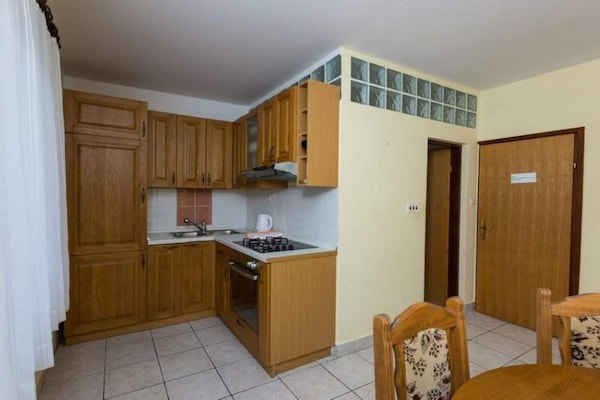 Aan het strand: Ruim appartement voor 8 personen in Okrug Gornji - thumbnail 4