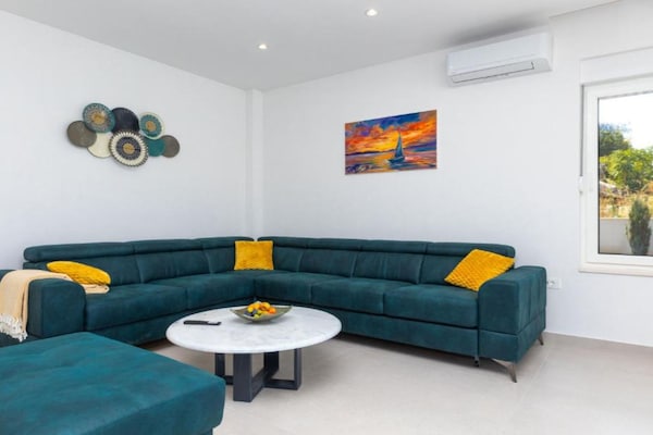 Aan het strand: Luxe vakantiehuis Luxury Villa Navis in Rogotin - thumbnail 2