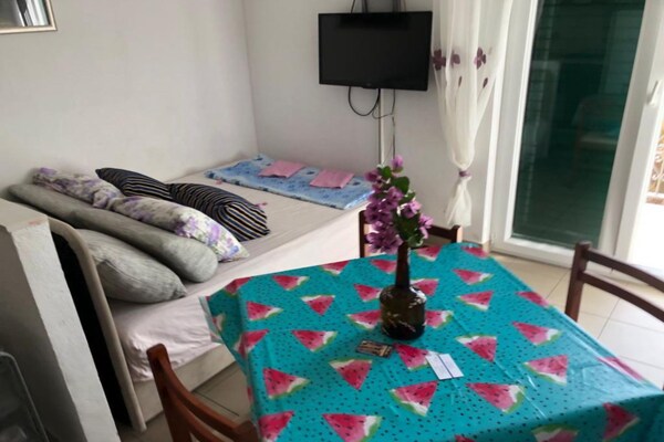 Knus appartement met zeezicht en terras op 200m van strand in Omis - thumbnail 3