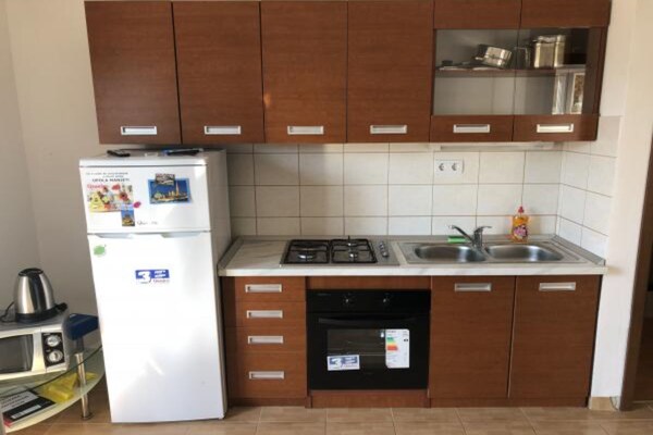 Eengezinsappartement met terras op 200m van zee in Omiš, Kroatië - thumbnail 1