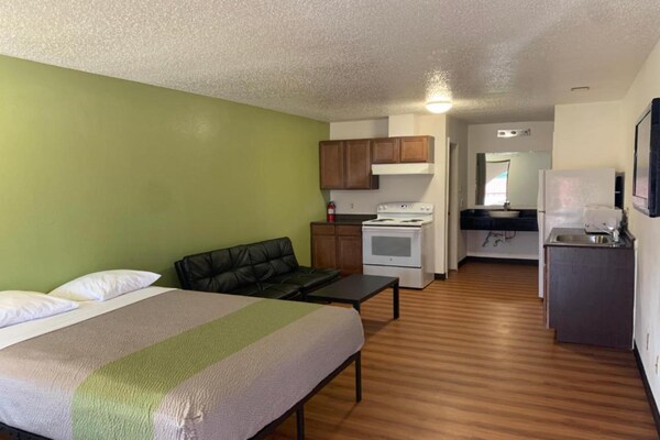 1 Queen Bed Smoking Kitchen Sofa-bed - ロングビュー, TX