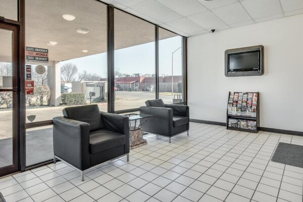 Knusse Kingsize Suite met Hot Tub nabij Longview Mall - thumbnail 3