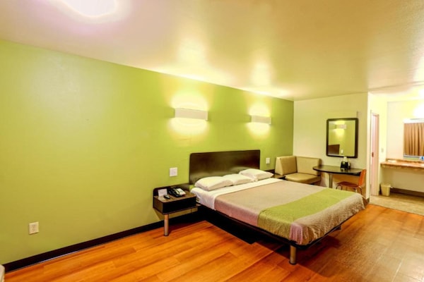 1 King Bed Non-smoking Micfridge - ロングビュー, TX