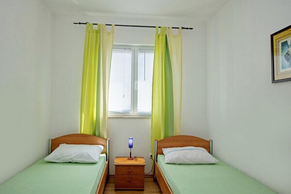 Tweeslaapkamerappartement met terras en balkon in Vodice, 400m van het strand - thumbnail 6