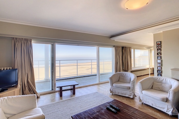 6-persoons hoekappartement met zeezicht op de zeedijk van Knokke-Heist - thumbnail 1