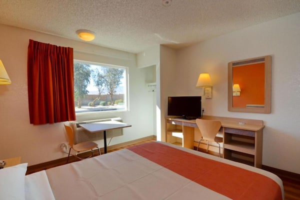 1 Queen Bed  Mini Fridge - Palm Springs, CA