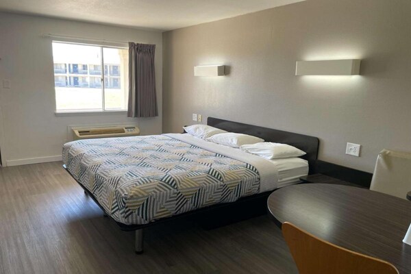 Toegankelijk verblijf met kingsize bed in Wichita Falls – rookvrij - thumbnail 2