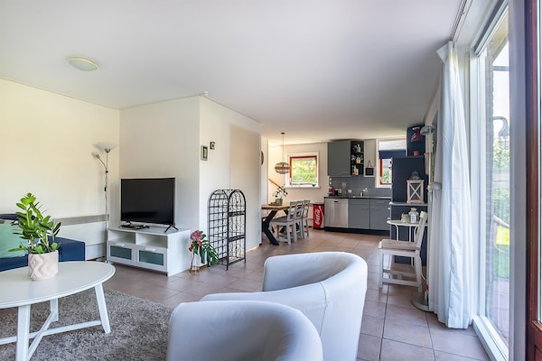 Modern vakantiehuis aan golfbaan in watersportdorp Grou - thumbnail 1