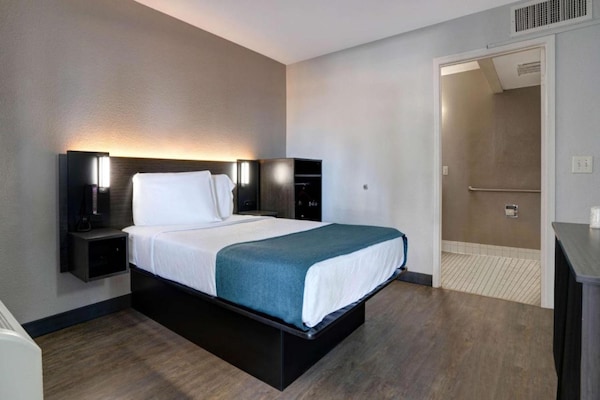 1 Queen Bed Smoking - Bakersfield, CA