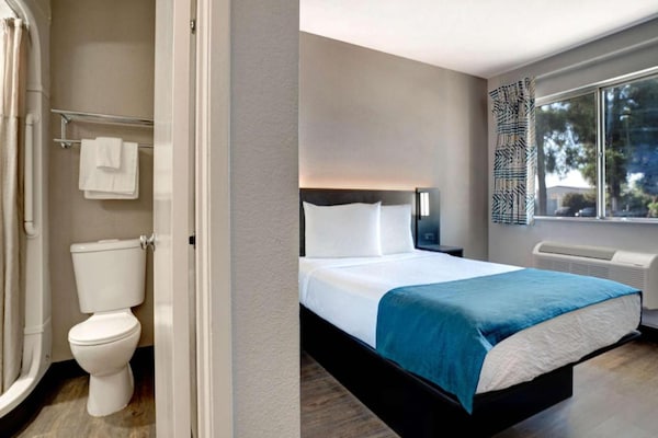 1 Queen Bed  Non-smoking - Bakersfield, CA