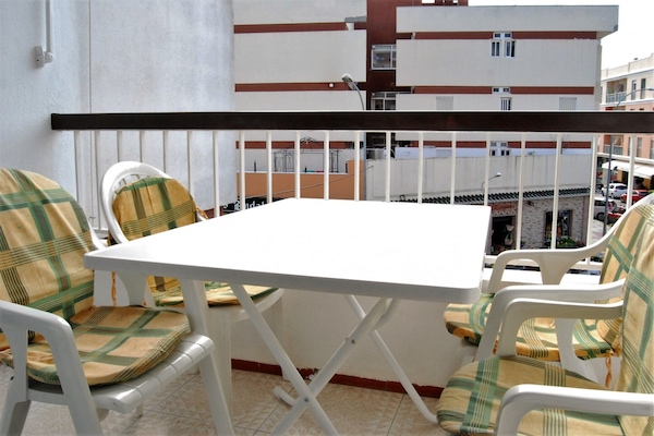 Knus appartement in hartje Nerja met balkon en zwembad, strand op 300m - thumbnail 4