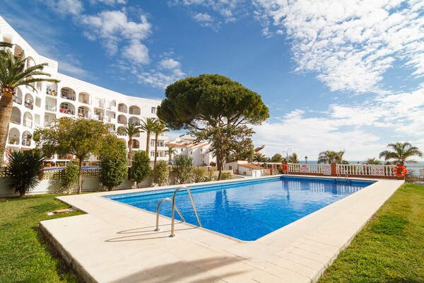 Licht appartement in Nerja met zwembad, tuin en terras op 100 meter van strand - thumbnail 2