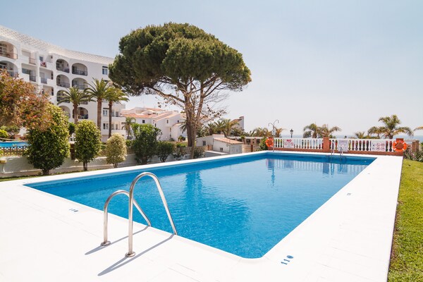 Licht appartement in Nerja met zwembad, tuin en terras op 100 meter van strand - thumbnail 3