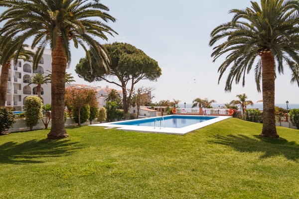 Licht appartement in Nerja met zwembad, tuin en terras op 100 meter van strand - thumbnail 6