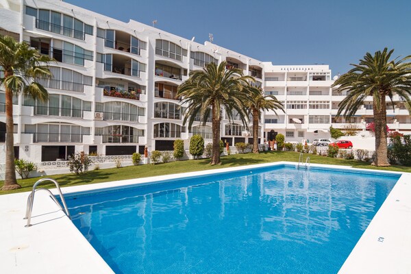 Licht appartement in Nerja met zwembad, tuin en terras op 100 meter van strand - thumbnail 1