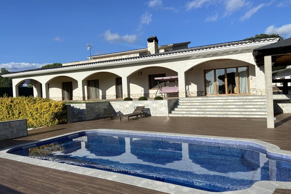 Ruime 12-persoons villa met privézwembad nabij Costa Brava - thumbnail 1