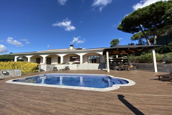 Ruime 12-persoons villa met privézwembad nabij Costa Brava - thumbnail 4