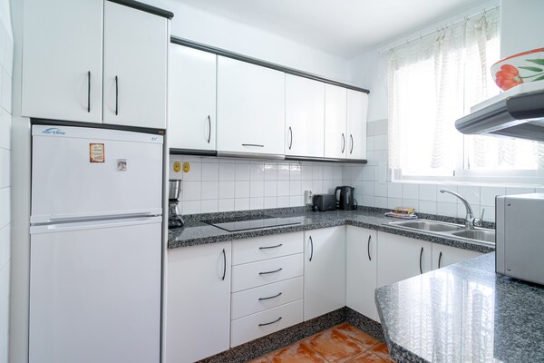 Licht appartement in Nerja met zwembad, op 250m van het strand - thumbnail 5
