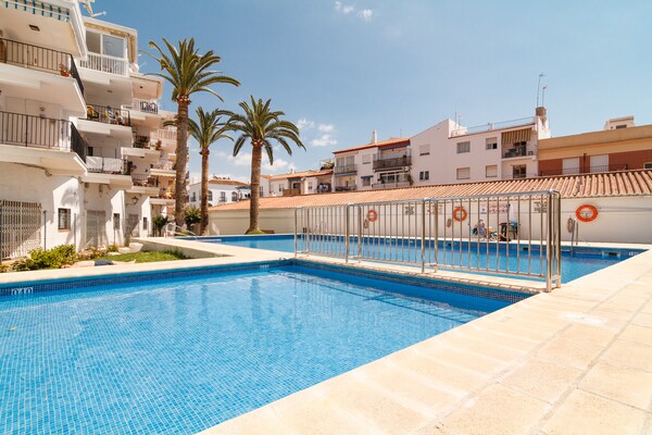 Licht appartement in Nerja met zwembad, op 250m van het strand - thumbnail 3