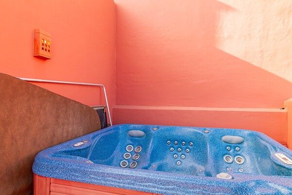 Luxe penthouse aan zee met jacuzzi en panoramisch uitzicht in Torrox Costa - thumbnail 1