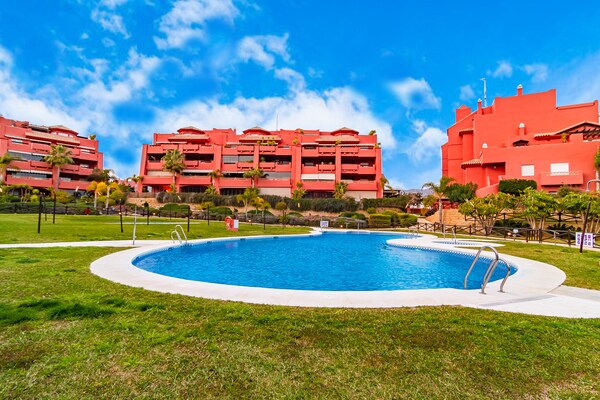 Luxe penthouse aan zee met jacuzzi en panoramisch uitzicht in Torrox Costa - thumbnail 2