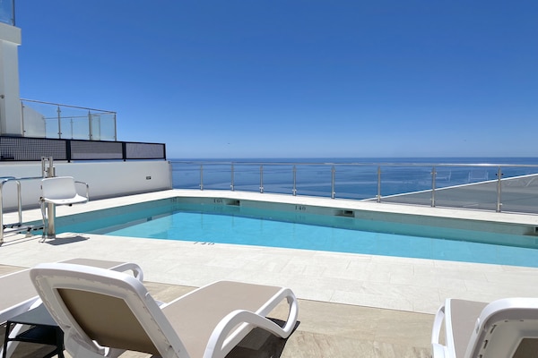 Luxe appartement met panoramisch zeezicht aan de golfbaan in Nerja - thumbnail 1