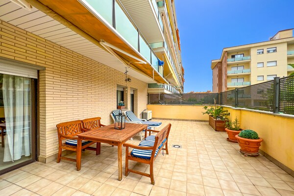 Licht appartement met terras, zwembad en op 500m van strand in Fenals - thumbnail 6