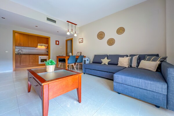 Licht appartement met terras, zwembad en op 500m van strand in Fenals - thumbnail 2