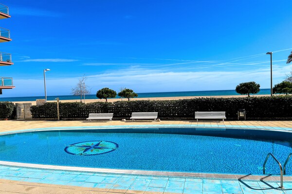 Appartement Mar: Direct aan zee in Santa Susanna met zwembad en panoramisch uitzicht - thumbnail 6