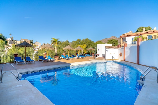 Aljamar 4A: Ruime villa aan zee bij Burriana Beach, Nerja - thumbnail 1