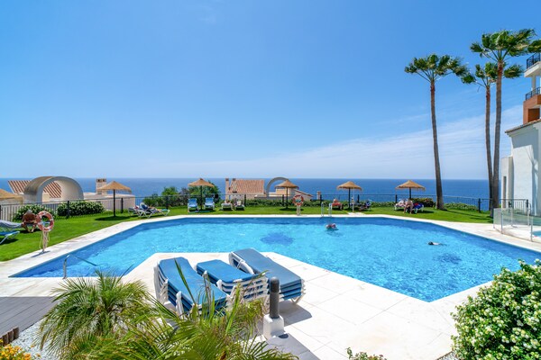 Penthouse met jacuzzi en zeezicht op 500 meter van het strand in Torrox Costa - thumbnail 3