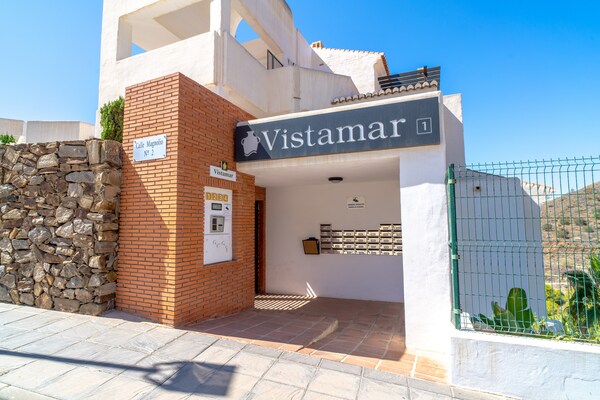 Penthouse met jacuzzi en zeezicht op 500 meter van het strand in Torrox Costa - thumbnail 2