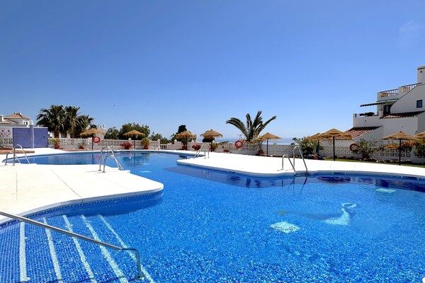 Knus appartement aan zee in Nerja met gedeeld zwembad op 200 meter van het strand - thumbnail 2