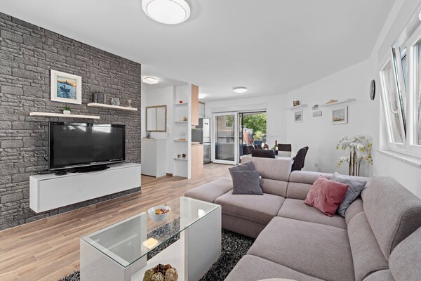 Rustiek appartement met tuin en BBQ op 500m van strand Rogoznica - thumbnail 1