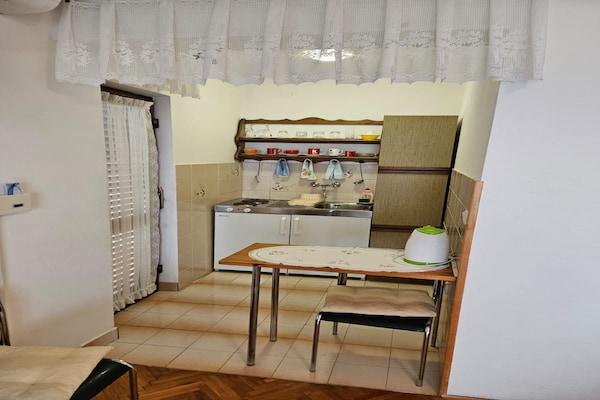 Op 1 km van het centrum: gezellig studio-appartement in Tribunj - thumbnail 2
