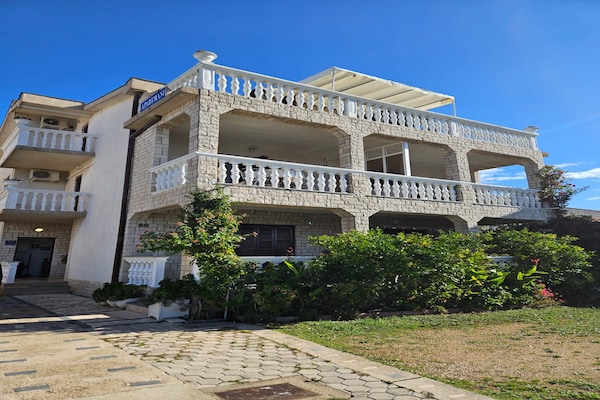 2-persoons studio appartement aan het strand in Tribunj - thumbnail 1