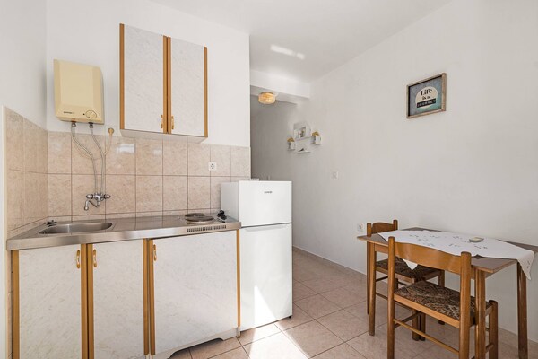 2-persoons studio-appartement in Šibenik-Brodarica nabij het strand - thumbnail 4