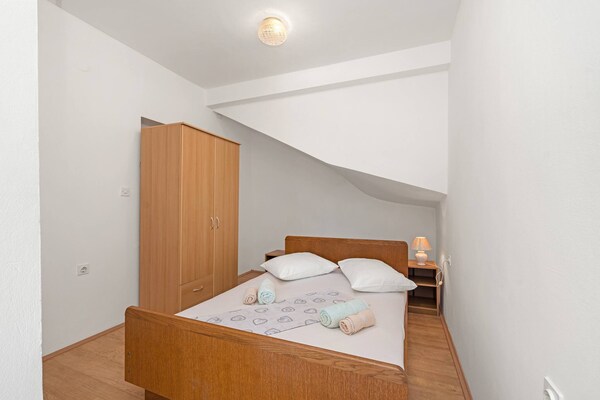 2-persoons studio-appartement in Šibenik-Brodarica nabij het strand - thumbnail 2