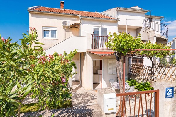 2-persoons studio-appartement in Šibenik-Brodarica nabij het strand - thumbnail 1